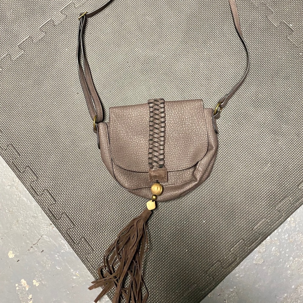 Tee shirt and jeans brown crossbody.